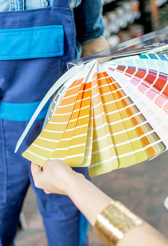 Kundenberatung am Verkaufstresen im Farben Frick Handel
